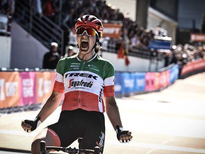 La italiana Elisa Longo Borghini, del Trek-Segafredo, cruza la línea de meta en solitario en la París-Roubaix 2022.