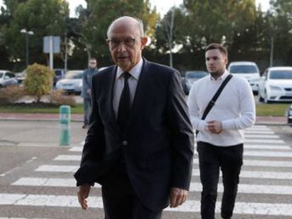Sánchez y Casado aceleran la retirada de muchos diputados veteranos o díscolos para adaptar sus filas a sus exigencias