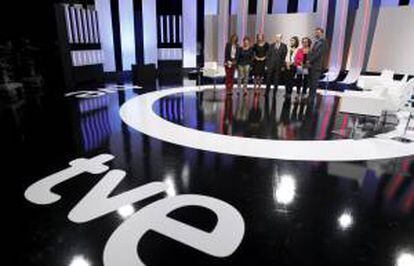 El secretario general del PSOE, Alfredo Pérez Rubalcaba, junto a los periodistas, María Casado (TVE), Ignacio Camacho (ABC), Victoria Prego (El Mundo), Anabel Díez (El País), Carmen del Riego ("La Vanguardia") y Pilar Gómez ("La Razón), antes de la entrevista en los estudios Buñuel de TVE para analizar la situación política y económica del país y la gestión que está llevando a cabo el Gobierno.