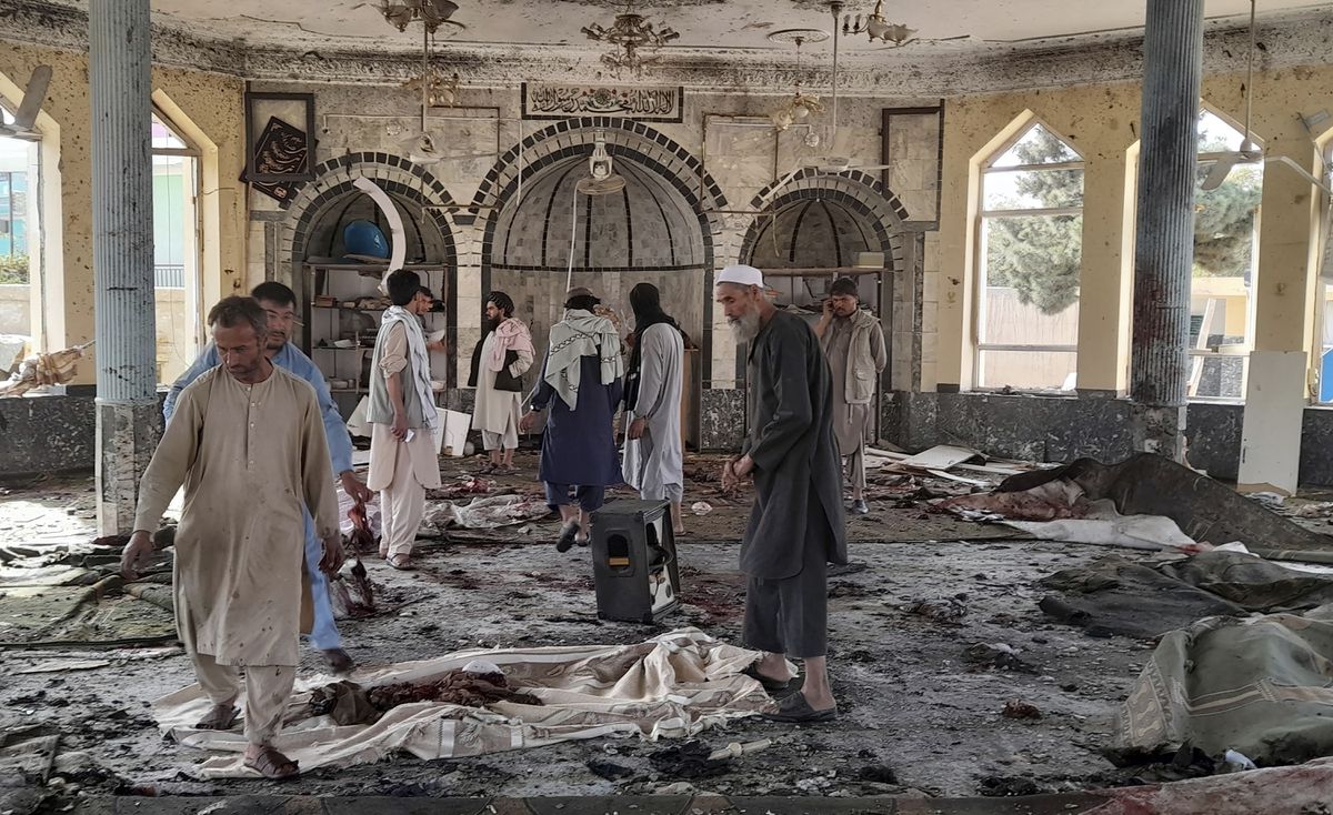 Atentado en Kunduz: Un atentado causa al menos 50 muertos en una mezquita  chií de Afganistán durante el rezo del viernes | Internacional | EL PAÍS