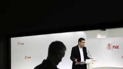 El portavoz de la gestora del PSOE, Mario Jiménez, en una rueda de prensa.