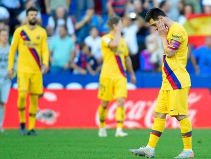 Los jugadores del Barça, con Messi en primer término, se lamentan tras uno de los goles del Levante