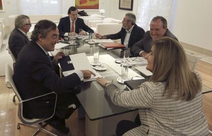 Desde la izquierda, en el sentido de las agujas del reloj: Juan Rosell, de CEOE; Ignacio Fernández Toxo, de CC OO, Mariano Rajoy, presidente del Gobierno; Cándido Méndez, de UGT; Jesús Terciado, de Cepyme; y Fátima Báñez, ministra de Empleo.