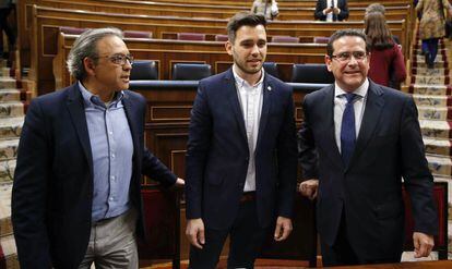 Manolo Mata (PSPV), Fran Ferri (Comprom&iacute;s) y Jorge Bellver (PP) antes de defender la reforma del Estatuto en nombre de las Cortes Valencianas.