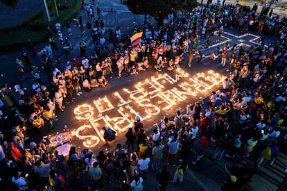 Una protesta por la noche del 5 de mayo, en Cali (Colombia).