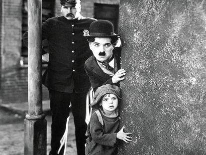 Jackie Coogan y Charles Chaplin, en 'El chico'.