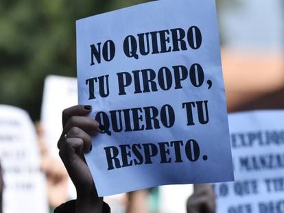 Una mujer sostiene un cartel durante una protesta contra la violencia de género en Ciudad de México.
