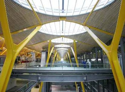 Un aspecto del interior de la Terminal 4 de Barajas (Madrid), de Richard Rogers y Antonio Lamela.