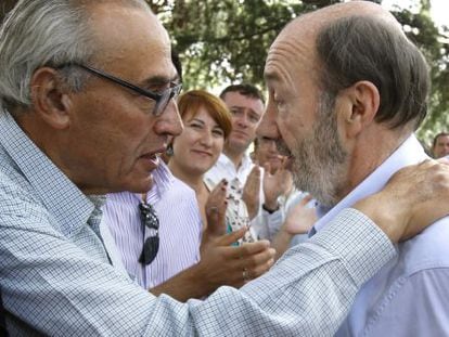 El expresidente del Congreso, Gregorio Peces Barba, saluda al candidato socialista a la Presidencia del Gobierno, Alfredo Pérez Rubalcaba.