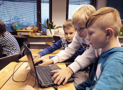 Alumnos de un colegio de Espoo, en el área metropolitana de Helsinki, durante una clase el 17 de enero.
