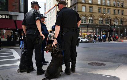 Agentes de la Polic&iacute;a de Boston vigilan la escena en la que tuvieron lugar los atentados.