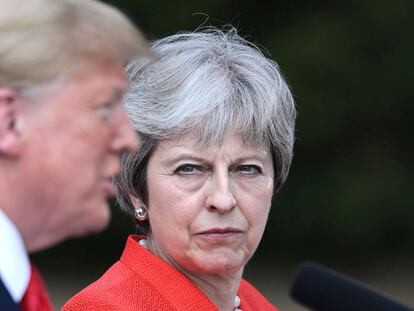 La primera ministra brit&aacute;nica Theresa May (enfocada) junto al presidente de EE UU, Donald Trump.  