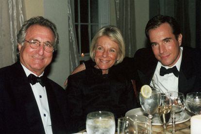 De izquierda a derecha, Bernard Madoff, su esposa Ruth y su hijo Mark, años antes de que se destapara el escándalo.