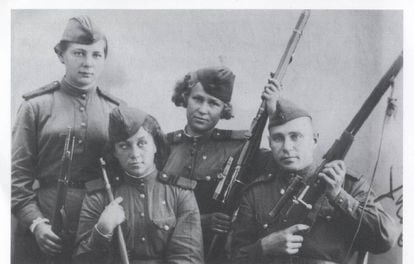 Las francotiradoras Kiseliova, Bulátova y Morózova y un colega varón, en 1944.