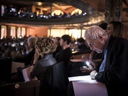 Charles Simic, preparando su recital en el 31º Festival internacional de Poesía de Barcelona.