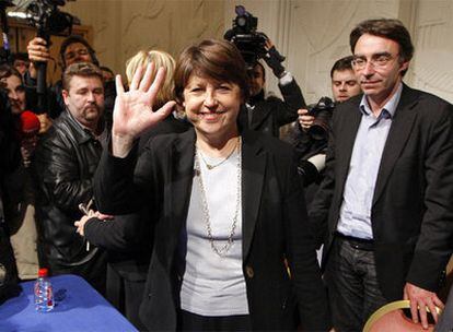 Martine Aubry saluda tras su designación como primera secretaria del Partido Socialista francés.