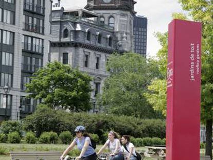 Ciclistas pasean por el centro de Montreal. 