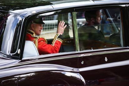 La princesa Ana ha optado por participar en el desfile a caballo (en su juventud fue una premiada amazona). Su hermano Eduardo lo ha hecho en un carruaje acompañado de su esposa. Y el príncipe Carlos (en la imagen), eterno heredero al trono británico, en coche junto a su mujer, Camila de Cornualles.