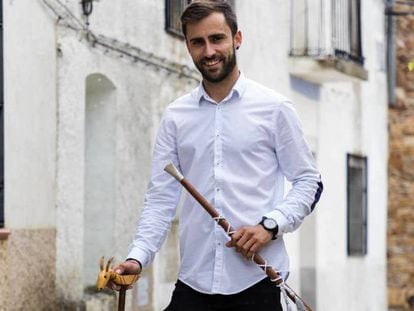 Rubén Morera posa con los dos bastones de mando que le regalaron sus vecinos.
