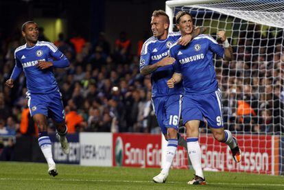 Fernando Torres celebra uno de sus dos goles ante el Genk.