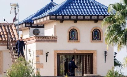 Agentes de la polic&iacute;a, en el registro de la vivienda de Quique Pina en Molina del Segura.