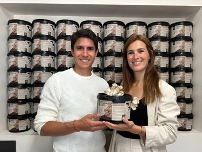 Eduardo Iglesias y Cristina Sánchez, fundadores Noah Ecoliving, que utiliza los posos de la bebida como abono para hacer crecer hongos comestibles.