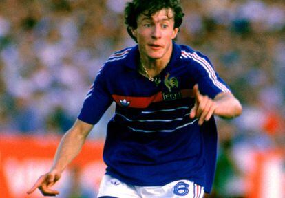 Luis Fernández, en un partido de la Eurocopa de 1984 con Francia. GETTY