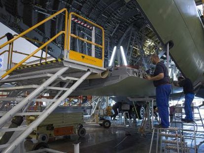 Trabajadores de la compa&ntilde;&iacute;a Airbus, en Sevilla.