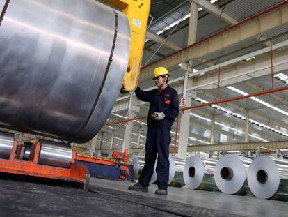 Trabajador en una planta de aluminio en China.