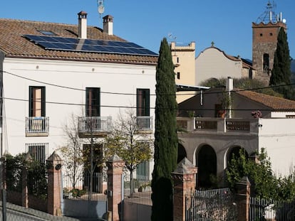 Placas fotovoltaicas en el tejado de un edificio de Santa Eulàlia de Ronçana.