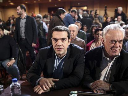 Alexis Tsipras, al costat del viceprimer ministre grec, Iannis Dragasakis, just abans de dirigir-se a Syriza, el 28 de febrer de 2015.