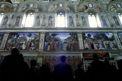 De izquierda a derecha, los frescos de Sandro Botticelli, Domenico Ghirlandaio y Cosimo Rosselli en la Capilla Sixtina.