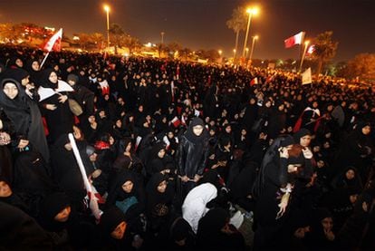 Miles de mujeres en la la plaza de la Perla, en el centro de Manama.
