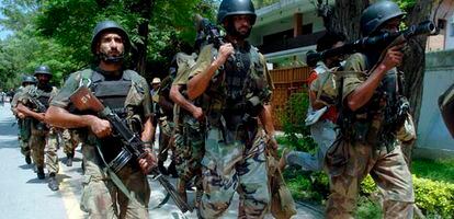 Un grupo de soldados paquistaníes fuertemente armados, se acercan a la Mezquita Roja.
