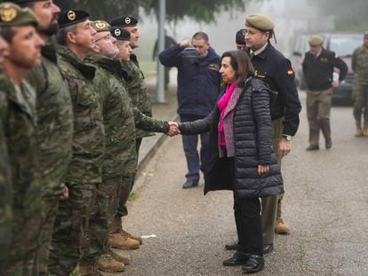 La ministra de Defensa, Margarita Robles, saluda a los militares durante la visita que hizo el pasado 4 de enero a la base de Cerro Muriano para rendir homenaje a los fallecidos.