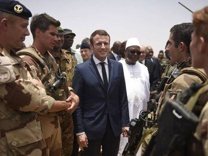 El presidente francés Emmanuel Macron saluda a tropas francesas en Malí, en 2017.