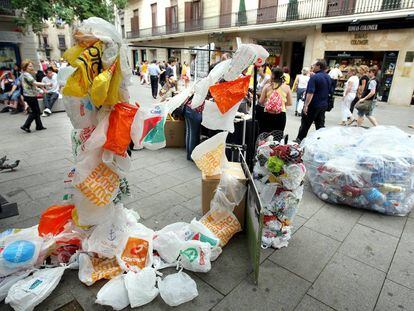 Recogida de firmas y cambio de bolsas de pl&aacute;stico por una de tela, en una campa&ntilde;a celebrada por una Catalu&ntilde;a libre de bolsas de pl&aacute;stico.
 