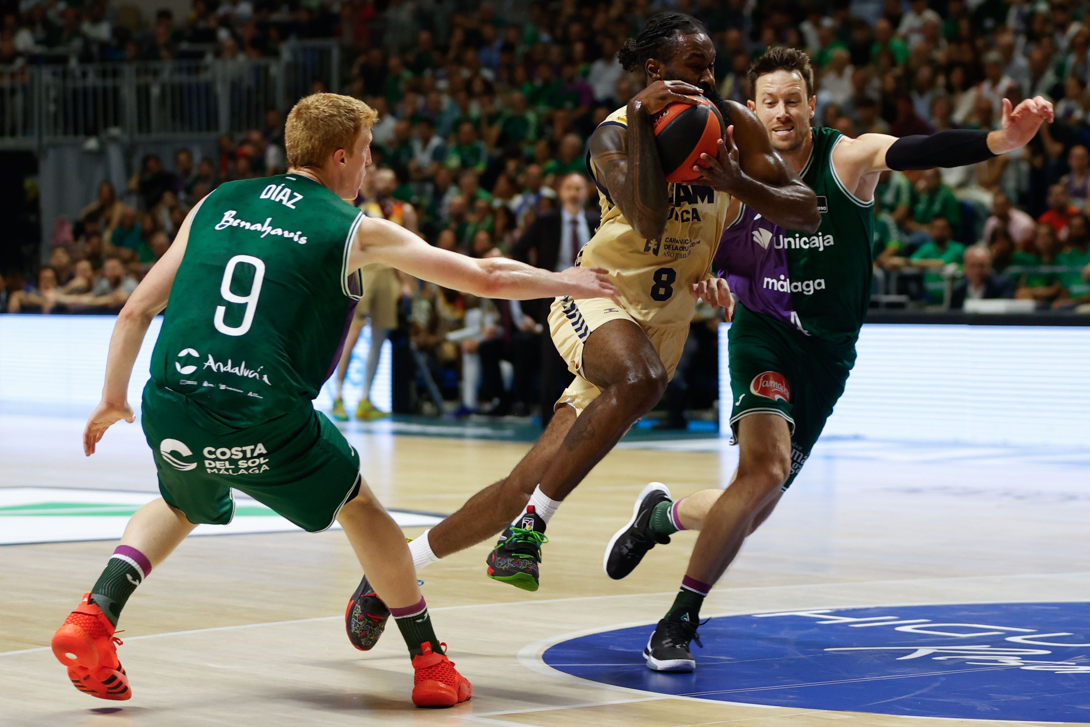 El UCAM Murcia sorprende al Unicaja y se adelanta en la semifinal de la ACB