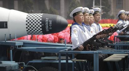 Personal de la marina norcoreana desfila este domingo en Pyongyang.