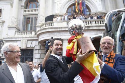 El capitán del Valencia Basket, Rafa Martínez, levanta la copa en presencia del alcalde de Valencia, Joan Ribó, Juan Roig.