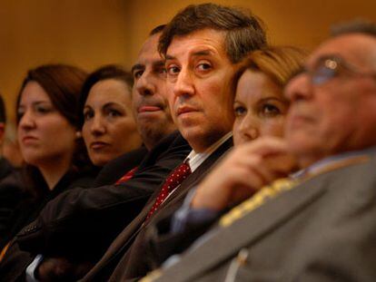 El diputado tránsfuga Francisco Javier Tomás, en el centro, el sábado en el congreso de Coalición Valenciana.