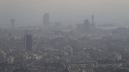 La ciudad de Barcelona bajo una espesa capa de contaminación atmosférica en 2017