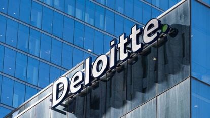 Fachada con el logo de Deloitte en uno de sus edificios.
