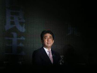 El primer ministro japon&eacute;s, Shinzo Abe, asiste a un debate pol&iacute;tico con l&iacute;deres de otros partidos pol&iacute;ticos en un programa emitido en directo por Internet en Tokio (Jap&oacute;n) el viernes 28 de junio de 2013. 