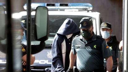 Uno de los acusados de asesinar a Samuel Luiz, a la salida de los juzgados de A Coruña el pasado julio.