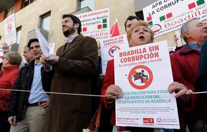 Concentración de vecinos frente al Ayuntamiento de Boadilla.