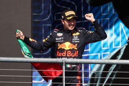 Checo Pérez celebra en el podio su tercer lugar en el Gran Premio de Estados Unidos, este domingo en Austin (Texas).