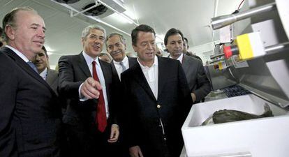 El presidente de Pescanova (izquierda), junto al exprimer ministro de Portugal y otras autoridades en la inauguraci&oacute;n de la planta de Mira en 2009