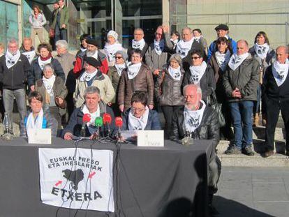 Participantes en la concentraci&oacute;n realizada por Etxerat, este jueves en San Sebasti&aacute;n.