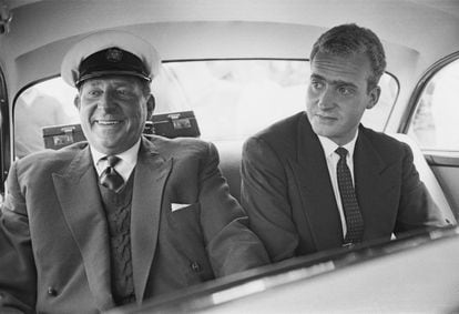 Don Juan y Juan Carlos, en un trayecto en coche en Cowes, en Wight, el 12 de agosto de 1963.